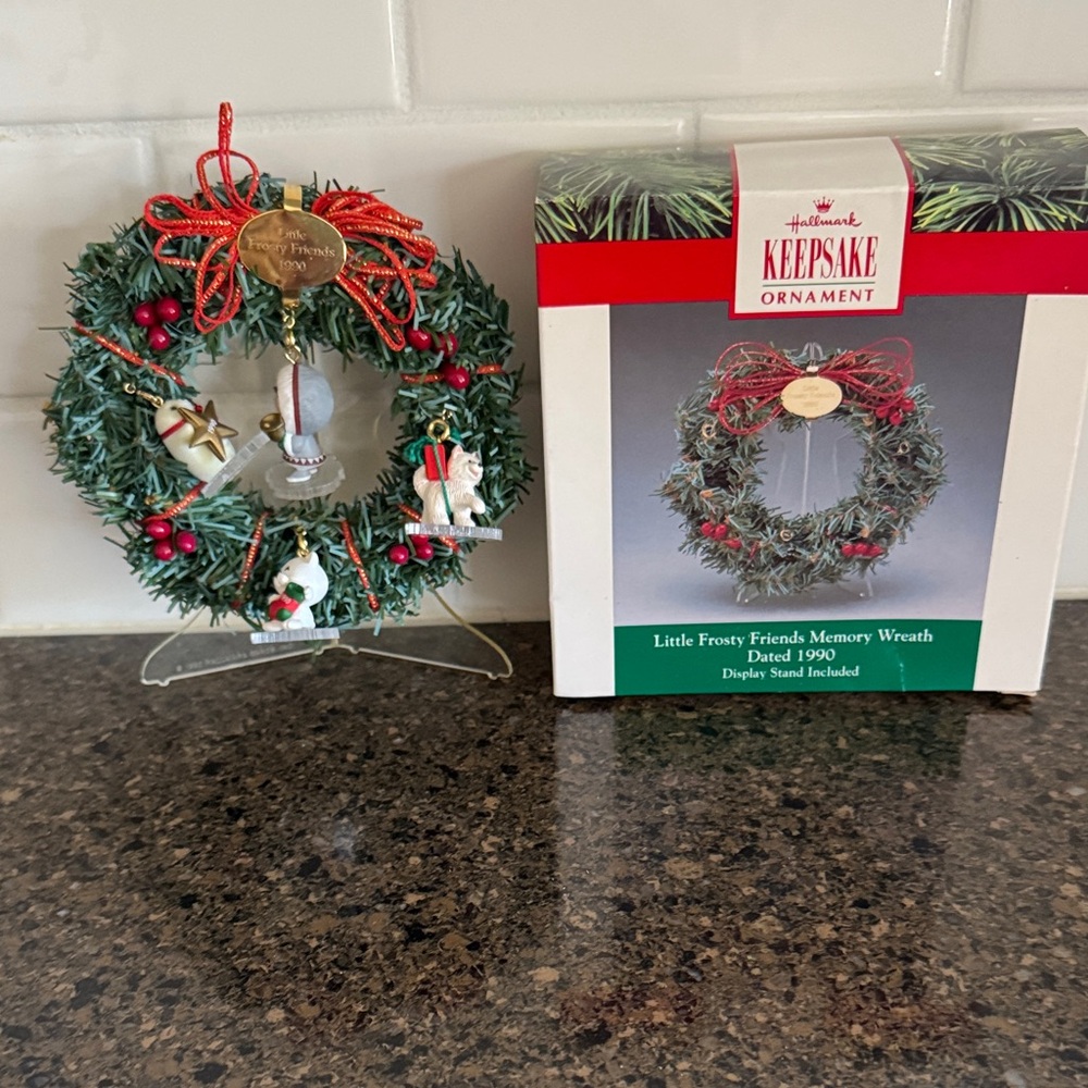 Hallmark Keepsake Holiday Little Frosty Friends Memory Wreath 1990 with stand